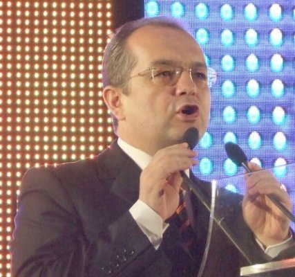 Boc: Băieţii din USL pun ţara pe jar pentru că nu se înţeleg la ciolan